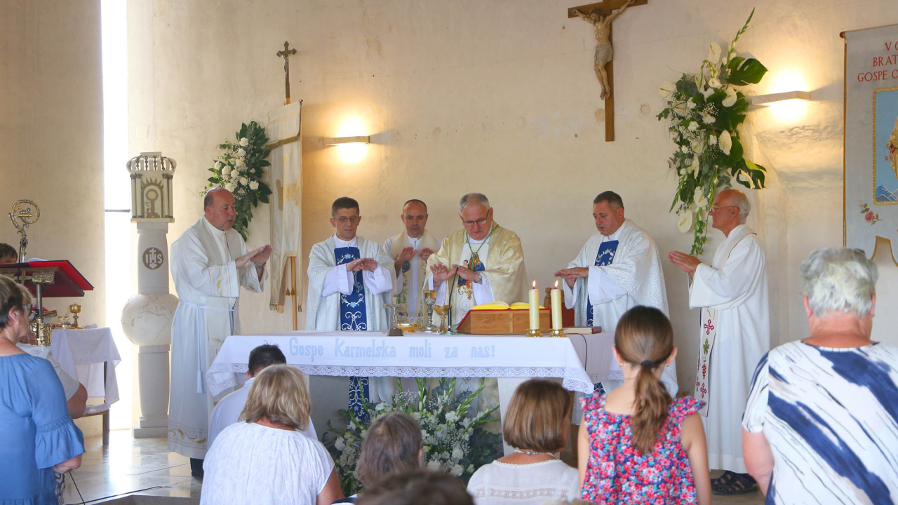 Svečano proslavljen blagdan Gospe Karmelske na brdu Okit