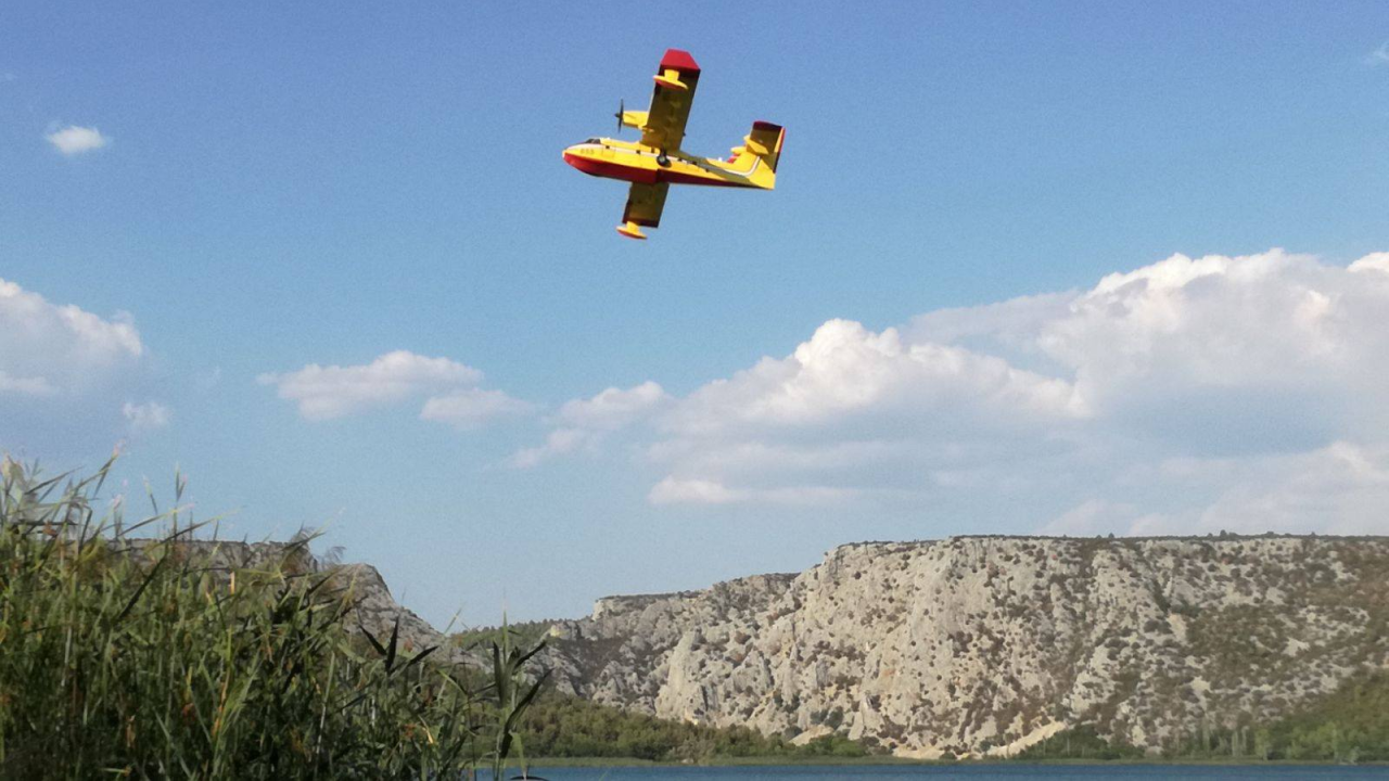 Požar kod Promine gasile i zračne snage