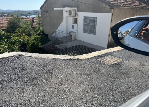 Fotografija 4 - Stanari upozoravaju na propust u šibenskoj Rendićevoj ulici: 'Zid ne štiti kuće, nego im usmjerava vodu prema temeljima'