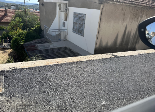 Fotografija 6 - Stanari upozoravaju na propust u šibenskoj Rendićevoj ulici: 'Zid ne štiti kuće, nego im usmjerava vodu prema temeljima'