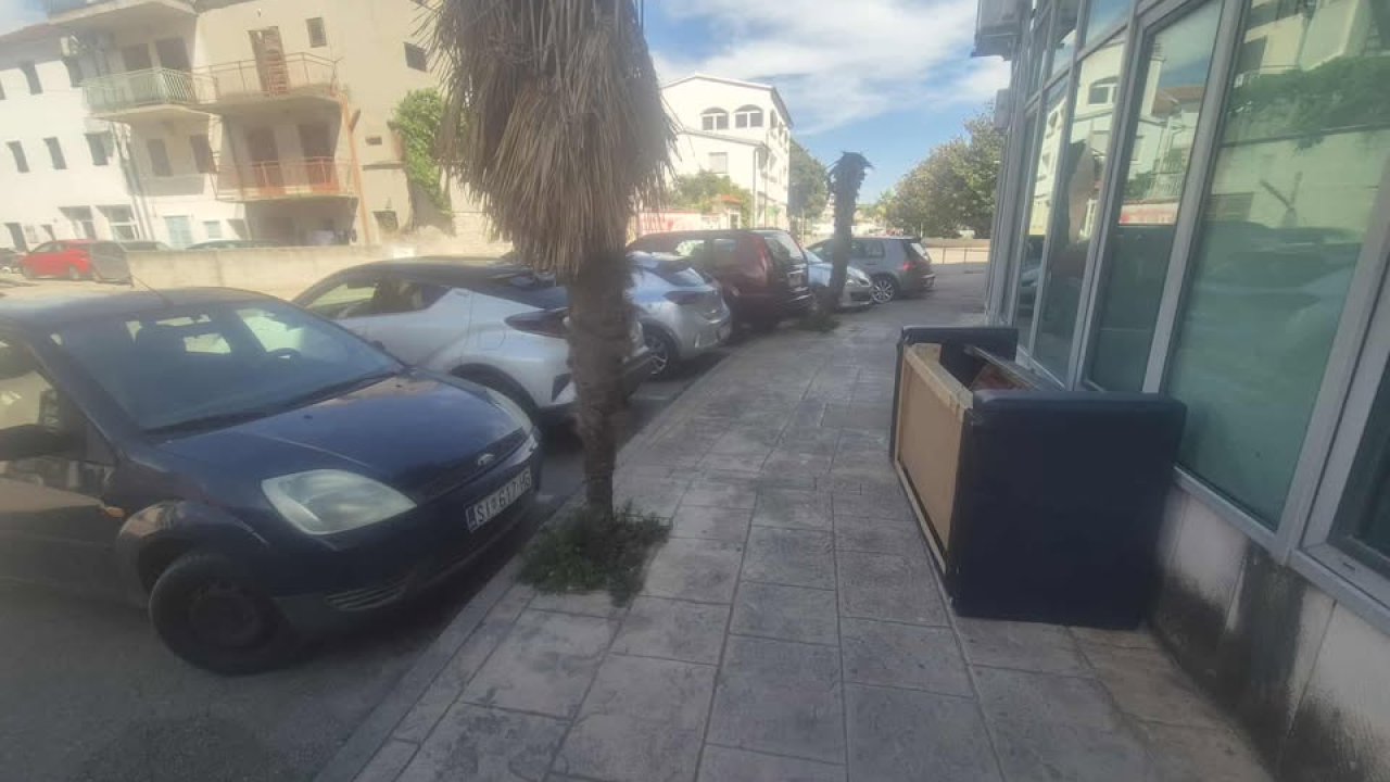 Rezervacija parkinga u Vodicama: Netko ostavio kauč nasred parkirališta