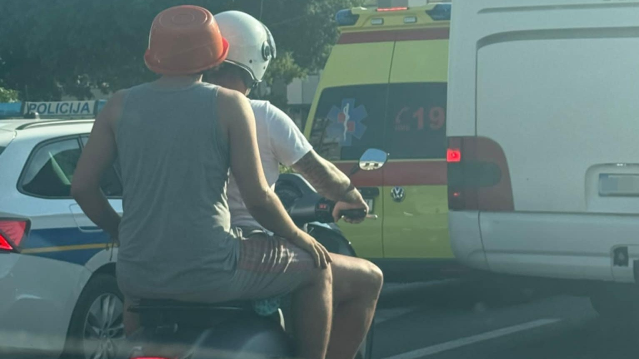 Bizarno: Suvozač na skuteru nosio plastičnu zdjelu umjesto kacige – sve ispred policije i hitne pomoći