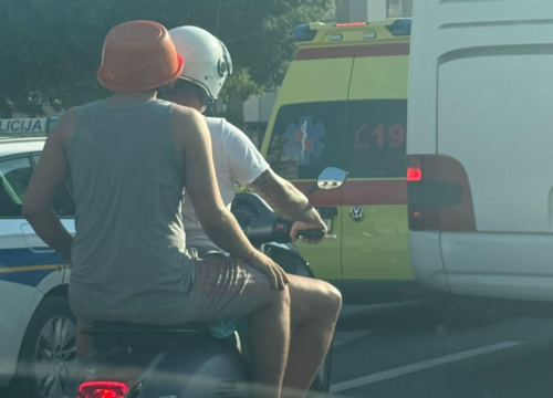 Bizarno: Suvozač na skuteru nosio plastičnu zdjelu umjesto kacige – sve ispred policije i hitne pomoći