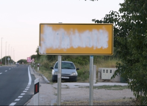 Bijelom bojom išaran znak na ulazu u Šibenik iz pravca Ražina