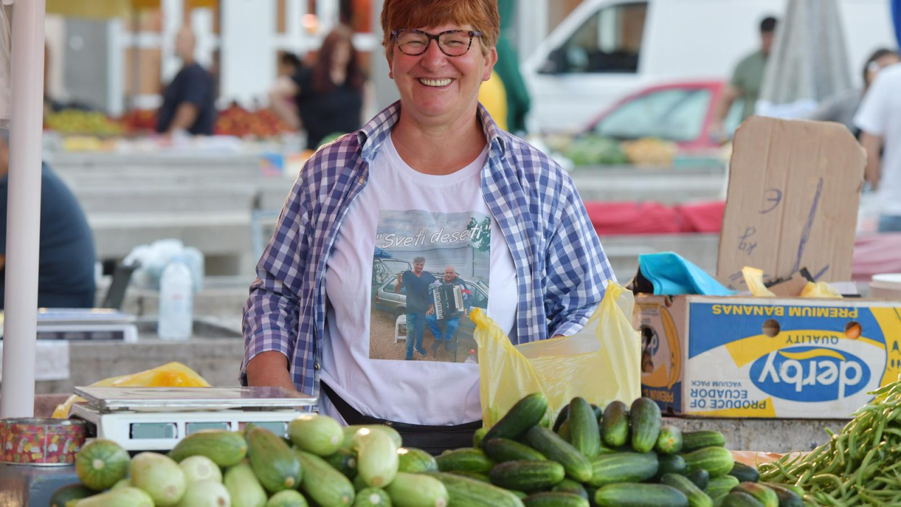 Subotnja špica na šibenskoj pijaci: Boje ljeta, domaći okusi i osmijesi prodavačica