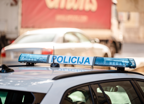 Mopedist (21) vozio po Primoštenu bez položenog vozačkog. Dobio novčanu kaznu