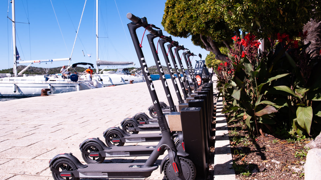 Dijete u Tribunju teško ozlijeđeno u sudaru s električnim romobilom, helikopterom prebačeno u Split