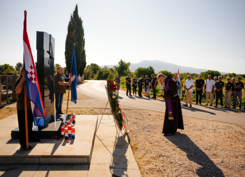 Fotografija 19 - Svečano obilježen Spomendan na poginule branitelje i 142. obljetnica Općine Promina