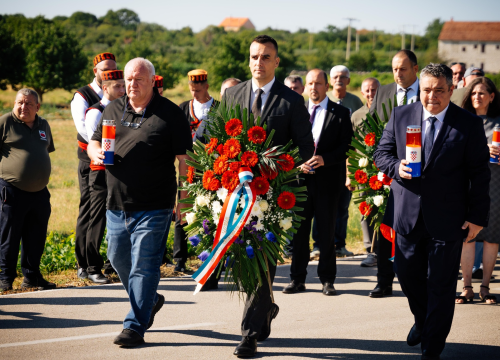 Fotografija 24 - Svečano obilježen Spomendan na poginule branitelje i 142. obljetnica Općine Promina