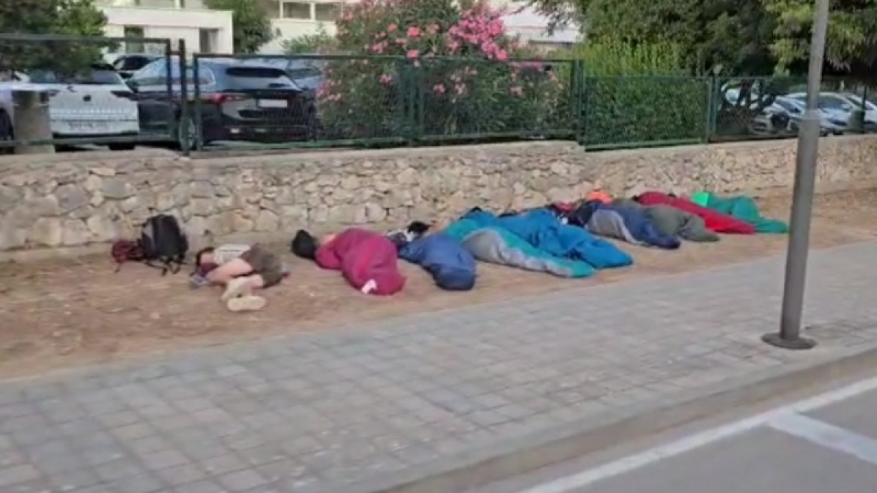 Smještaj s tisuću zvjezdica: Turisti prespavali ispred vodičkog hotela