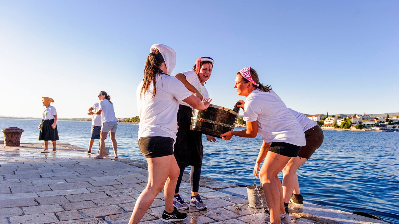 Na Krapnju tradicionalna proslava Gospe od anđela uz procesiju brodova oko otoka