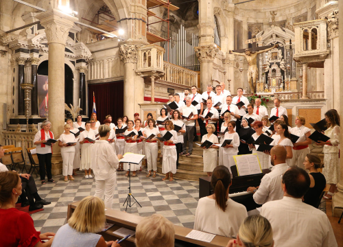 Fotografija 1 - Mješoviti katedralni zbor nastupio u katedrali