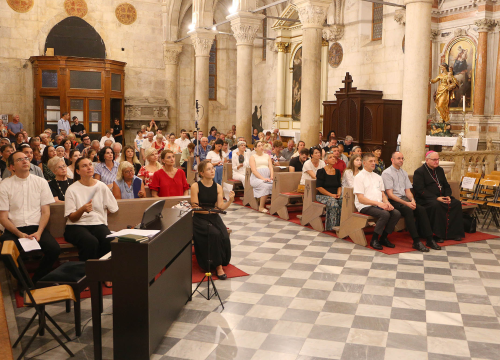 Fotografija 4 - Mješoviti katedralni zbor nastupio u katedrali