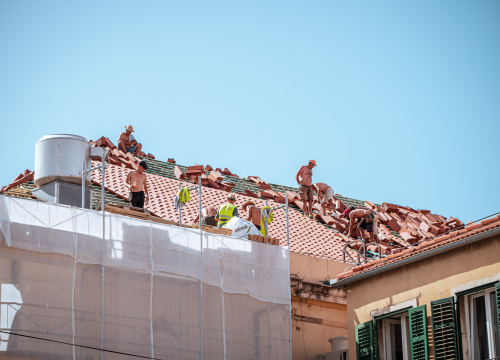 Fotografija 2 - Na suncu i sparini radnici postavljaju novo krovište na zgradi šibenskog kazališta