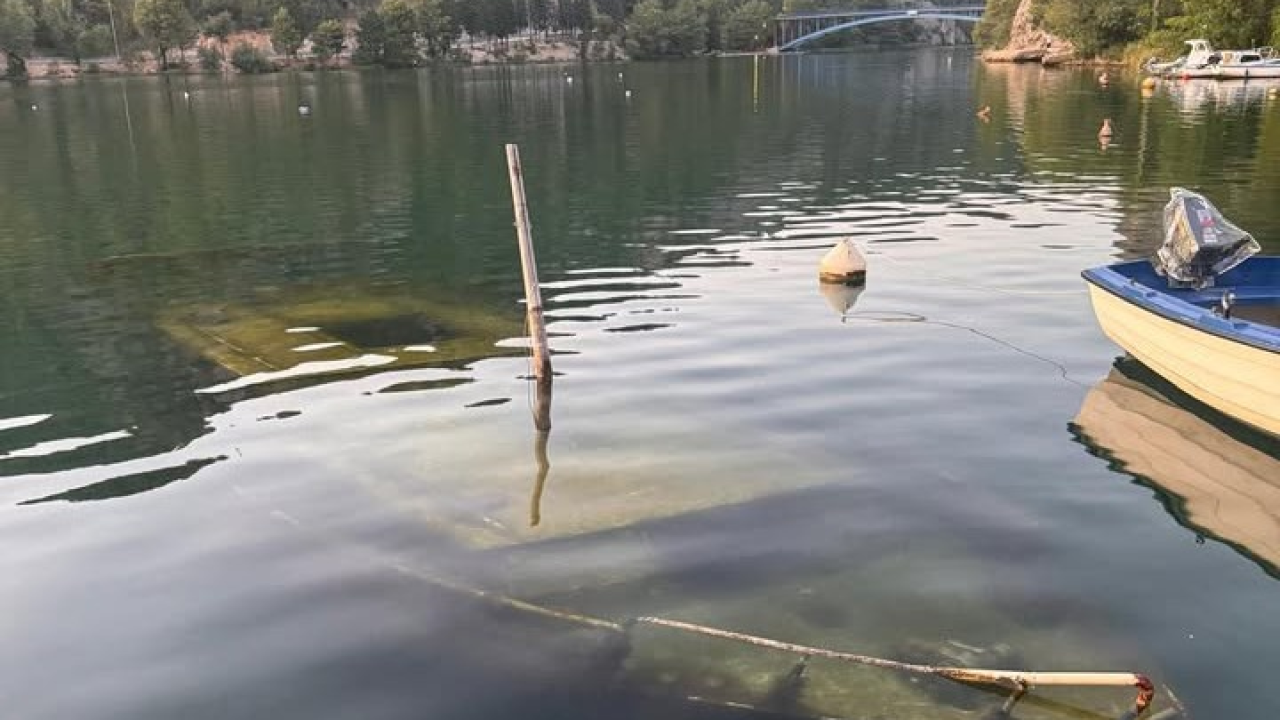Pola u rijeci, pola u zaboravu: Potopljena brodica već dvije godine na ulazu u NP Krka, nije jasno u čijoj je nadležnosti