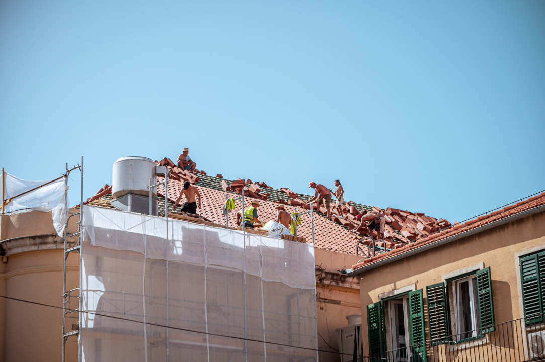 Na suncu i sparini radnici postavljaju novo krovište na zgradi šibenskog kazališta