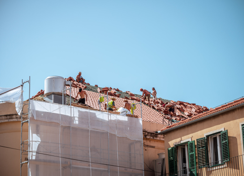 Fotografija 1 - Na suncu i sparini radnici postavljaju novo krovište na zgradi šibenskog kazališta