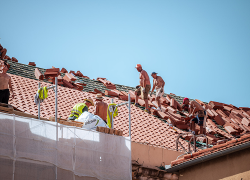 Fotografija 3 - Na suncu i sparini radnici postavljaju novo krovište na zgradi šibenskog kazališta
