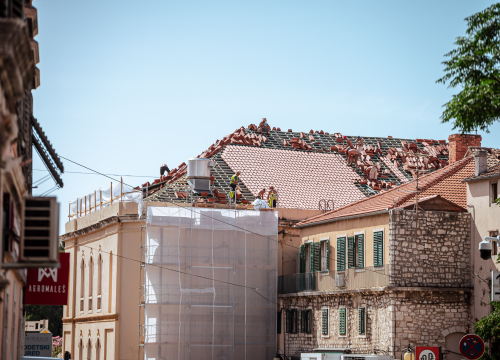 Fotografija 4 - Na suncu i sparini radnici postavljaju novo krovište na zgradi šibenskog kazališta