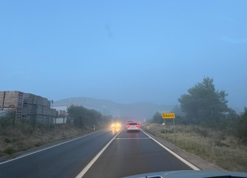 Fotografija 2 - Sinoćnji prizori iz Njivica otkrivaju razmjer problema života pod kamenolomom