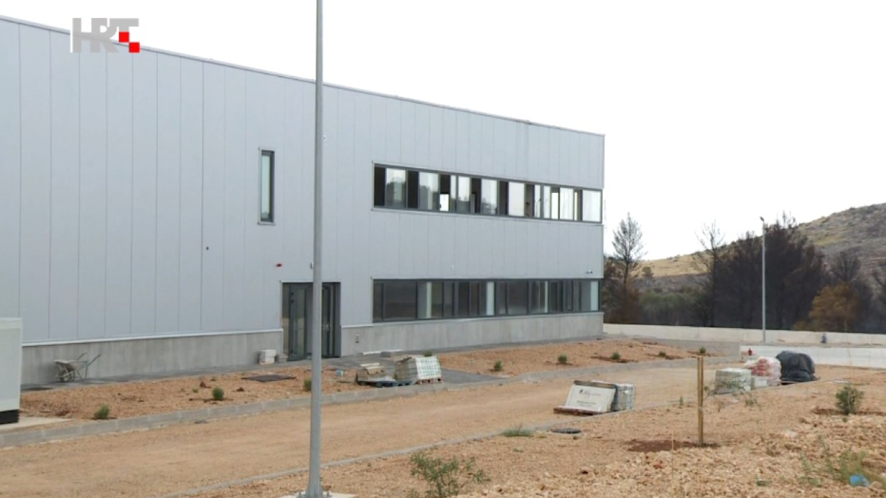 Ugašen požar između Bikarca i zone Podi