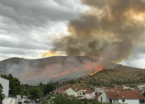 Fotografija 3 - Izbio požar u Jasenovu: Više vatrogasnih postaja izašlo na teren