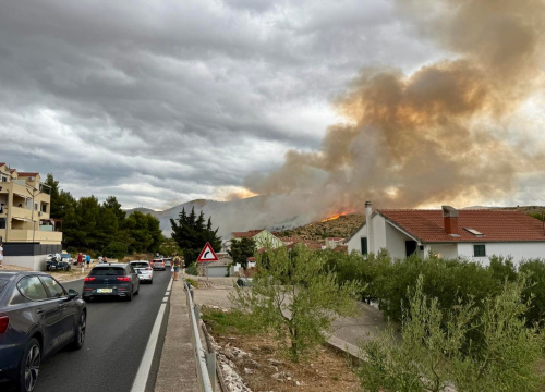 Fotografija 9 - Izbio požar u Jasenovu: Više vatrogasnih postaja izašlo na teren