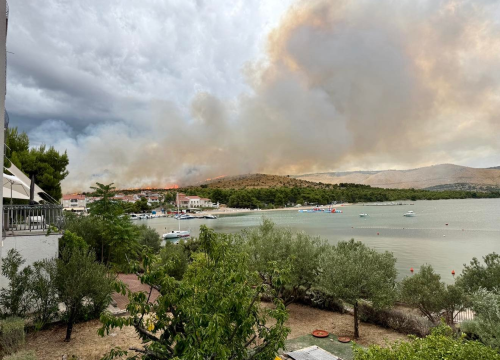 Fotografija 6 - Izbio požar u Jasenovu: Više vatrogasnih postaja izašlo na teren