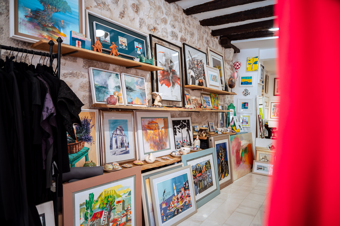 Uronite u svijet mode i umjetnosti u Galeriji Juraj Dalmatinac