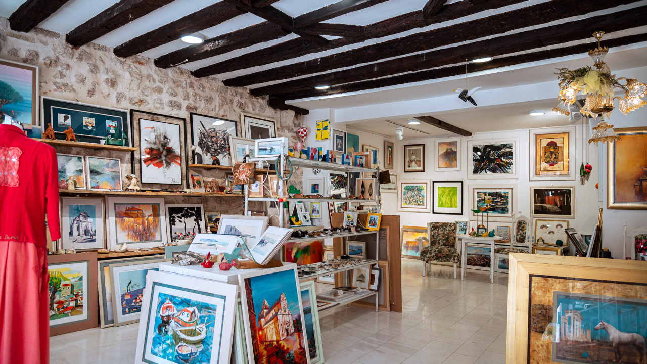 Uronite u svijet mode i umjetnosti u Galeriji Juraj Dalmatinac