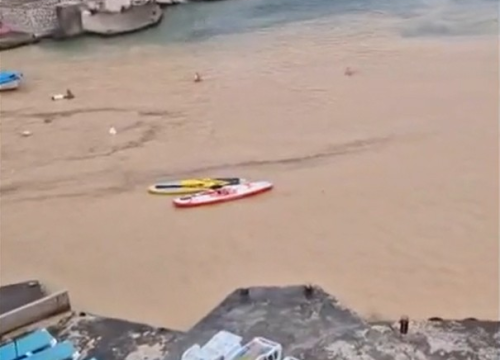 Nakon nevremena osvanuo ružan prizor u uvali kod Rogoznice. Mještani očajni, a turisti se žale