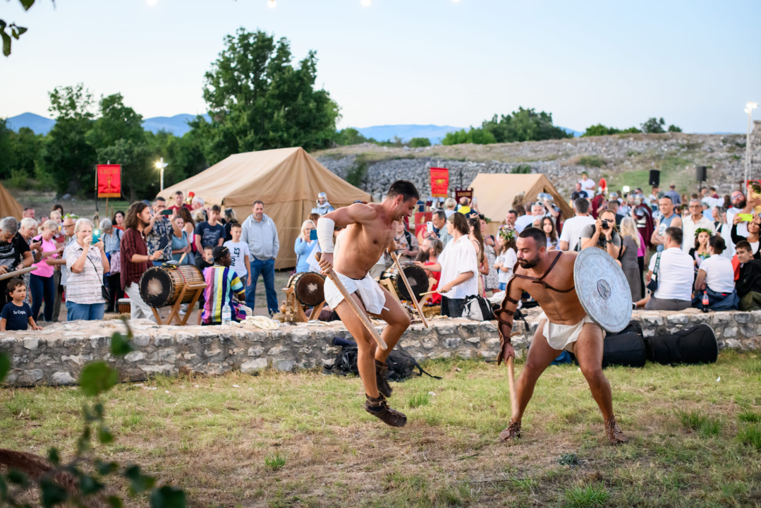 XVII. Burnumske ide: rimska povijest, vojni spektakl i glazbena čarolija u burnumskom amfiteatru