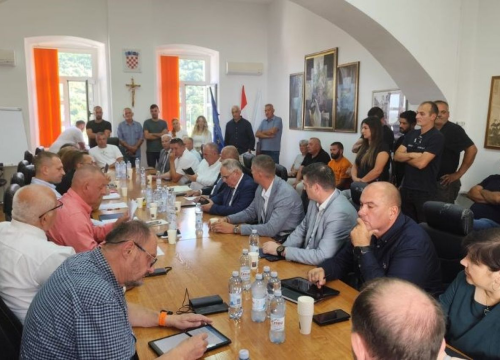 Ministar, stočari i predstavnici županije na radnom sastanku u Vrlici dogovorili mjere pomoći i potpore