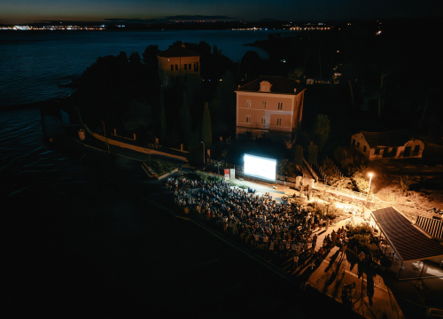 Fotografija 10 - Otočna premijera 'Bumbarovog ljeta': Film sniman na Zlarinu oduševio publiku na plaži Vila