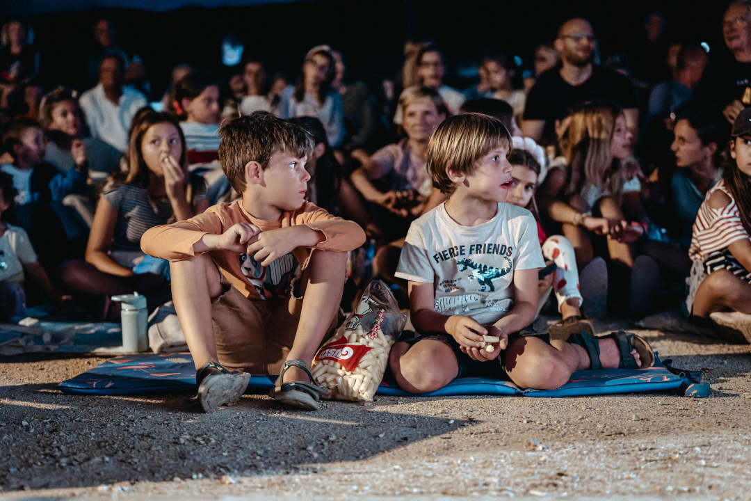 Otočna premijera 'Bumbarovog ljeta': Film sniman na Zlarinu oduševio publiku na plaži Vila