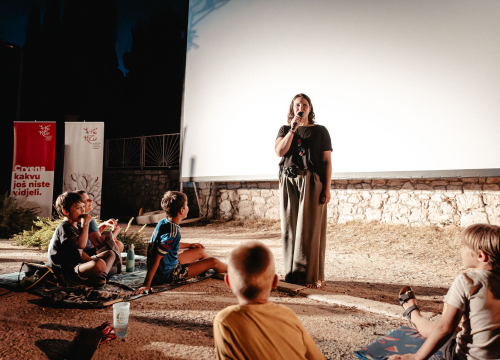 Fotografija 4 - Otočna premijera 'Bumbarovog ljeta': Film sniman na Zlarinu oduševio publiku na plaži Vila