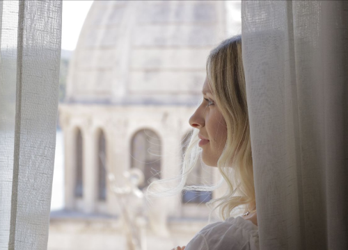 Šibenik u srcu nove glazbene priče: Nika Pastuović predstavila pjesmu 'Svjedok ljubavi'