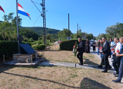 Fotografija 10 - Polaganjem vijenaca u Kninu odana počast poginulim braniteljima Domovinskog rata