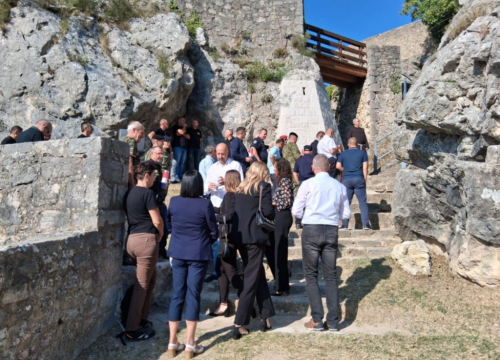 Fotografija 9 - Polaganjem vijenaca u Kninu odana počast poginulim braniteljima Domovinskog rata