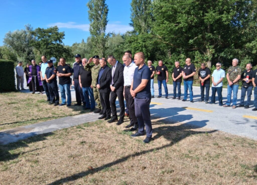 Fotografija 2 - Polaganjem vijenaca u Kninu odana počast poginulim braniteljima Domovinskog rata