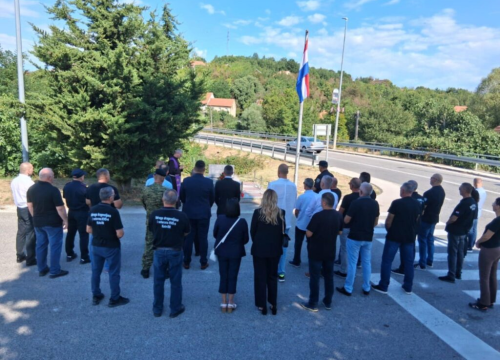 Fotografija 4 - Polaganjem vijenaca u Kninu odana počast poginulim braniteljima Domovinskog rata