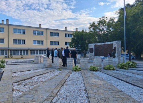 Fotografija 3 - Polaganjem vijenaca u Kninu odana počast poginulim braniteljima Domovinskog rata