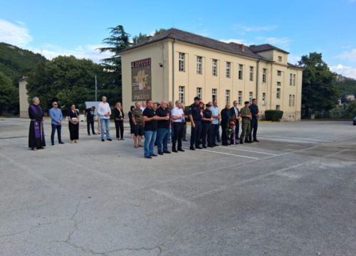 Fotografija 5 - Polaganjem vijenaca u Kninu odana počast poginulim braniteljima Domovinskog rata