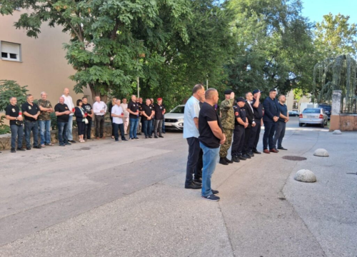 Fotografija 6 - Polaganjem vijenaca u Kninu odana počast poginulim braniteljima Domovinskog rata