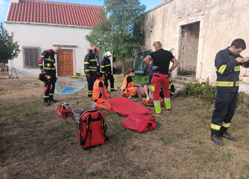 Fotografija 9 - Dvije osobe propale kroz pod u napuštenoj kući na Zlarinu: 10 vatrogasaca sudjelovalo u spašavanju