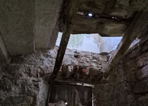 Fotografija 5 - Dvije osobe propale kroz pod u napuštenoj kući na Zlarinu: 10 vatrogasaca sudjelovalo u spašavanju