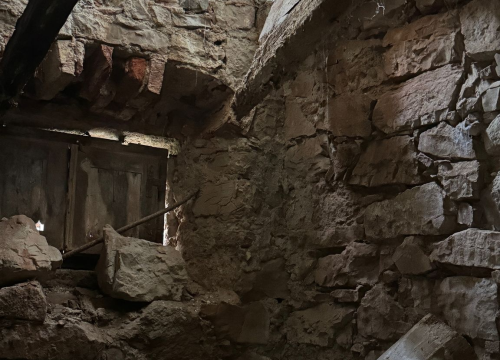 Fotografija 7 - Dvije osobe propale kroz pod u napuštenoj kući na Zlarinu: 10 vatrogasaca sudjelovalo u spašavanju