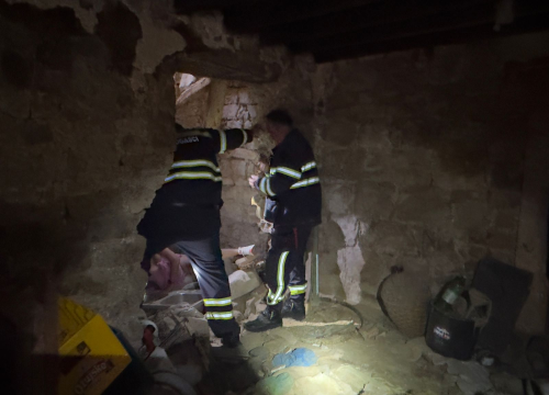 Fotografija 1 - Dvije osobe propale kroz pod u napuštenoj kući na Zlarinu: 10 vatrogasaca sudjelovalo u spašavanju