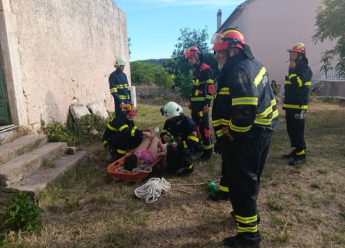 Fotografija 2 - Dvije osobe propale kroz pod u napuštenoj kući na Zlarinu: 10 vatrogasaca sudjelovalo u spašavanju
