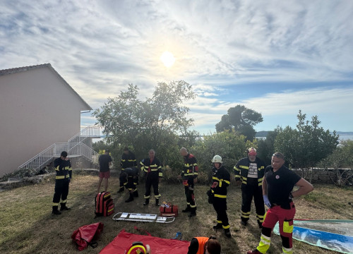Fotografija 4 - Dvije osobe propale kroz pod u napuštenoj kući na Zlarinu: 10 vatrogasaca sudjelovalo u spašavanju